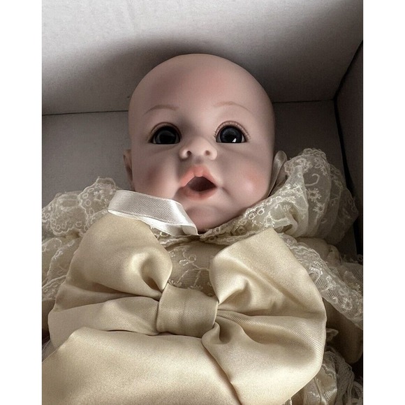 COMMEMORATIVE ADDITION VINYL ROYAL DOLL 2013 Item RD01 - Picture 11 of 16